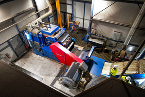  Material is fed to the system outdoors via a conveyor belt. The shredding itself takes place indoors for noise reduction 