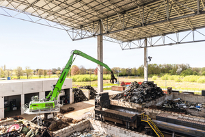  The pylon on the SENNEBOGEN model 835 E provides a better view of the working environment 