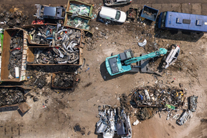  Als echte „Schlüsselmaschinen“ für Fahrzeugverwerter erledigen die Kobelco-Demontagebagger die selektive Entnahme wertstoffhaltiger Komponenten 