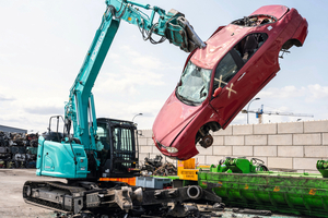  Für den Einsatz in beengten Außen- oder Hallenbereichen ­bietet Kobelco die Kurzheck-Variante Kobelco SK140 SRD 