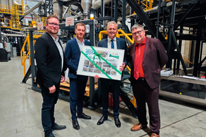  Opening of the ERLOS plant. From left to right: Plant manager Phillip Steinbock, Saxony‘s Prime Minister Michael Kretschmer, Peter Heßler, ERLOS Managing Director Dr Matthias Schmidt 