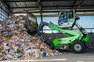  The shovel can be used to transport and load a large amount of paper waste 