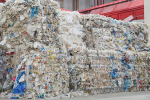  Flexible Verpackungen, die oft aus Schichten von Materialien wie Polyethylen und Polypropylen bestehen, stellen eine große Herausforderung für das Recycling dar 