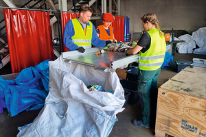  Test im STADLER Test- und Innovationszentrum: Studenten sortieren während der Probenahme das Papier in Kategorien 