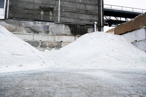  White glass in super pure form and ready for smelting 