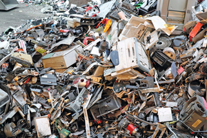  In principle, all devices and products that have a cable or battery are considered electronic waste. The variety of old appliances is therefore large: from disused computers, hoovers and telephones to electronic toys, etc. 
