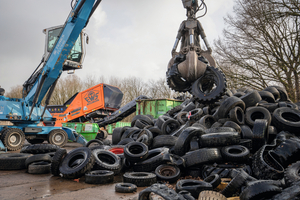  Whether car, truck or agricultural tractor tyres – with the EKOMAXX 800 from ARJES, EWS can also pre-shred this cumbersome material perfectly 