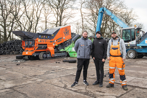  Lennart Stecher (ARJES sales representative), Florian Langbein (EWS technical manager) and Daniel Plösinger (EWS machine operator) seem visibly satisfied with the decision to purchase the EKOMAXX 800 