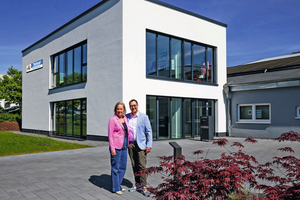  „Die neue, Ende 2024 bezogene Ideenschmiede von Hellweg Maschinenbau in Roetgen schafft Raum für die erfolgreiche Weiterentwicklung“, sind Geschäftsführer Mark und Susanne Hellweg überzeugt 