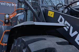  Safety in detail: The front guard and headlight guard on the DL 320-7 