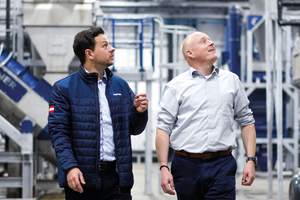  Marcel Willberg (Lindner Washtech) und Clemens Kitzberger (EREMA Group) bei der Inbetriebnahme einer gemeinsam realisierten Recyclinganlage mit Lindner-Waschanlage, EREMA-Extruder und Refresher für Post-Consumer-Kunststoffe 