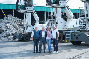 Sennebogen salesman Paolo Boscoscuro from Cesaro Mac Import, Cometfer CEO Roberto Guardafigo with daughter Giulia and Marketing Manager Michael Ibarth from Sennebogen (f.l.) 