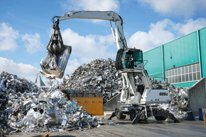  The SENNEBOGEN 825 E is equipped with orange peel grab and magnet system 