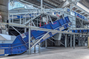  STADLER hat in Zusammenarbeit mit Pellenc ST für das italienische Versorgungsunternehmen Iren eine leistungsstarke Sortieranlage für Papier und Karton entwickelt  