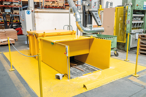  Der LR1400 kann mittels Kippboxen und Zuführband beschickt werden 