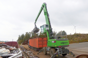  Jetzt wird der Umschlagbagger selbst für den Stahlschrott-Umschlag eingesetzt 