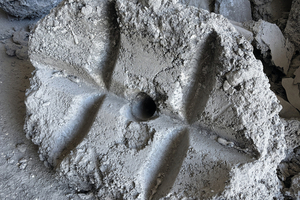  2 Example of an aluminium dross lump with press stamp and drainage hole (left), fine fraction of a dross delivery that can still be „shovelled“ (right) 