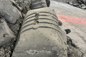  3 Pressed lump from a scab delivery (left), a lump processed using an excavator chisel for sampling (centre), a lump with metallic skin and oxidic core material (right) 