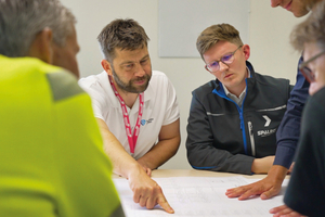  As a system integrator, BANZO coordinates all trades and ensures close cooperation based on partnership – pictured here in discussion: Kristian Ellison (Tekniska verken), Markus Döbbelt (SPALECK) and the BANZO team 