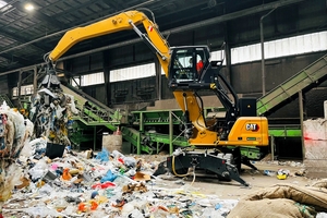  Der kabelgebundene Elektro-Umschlagbagger MH 3022 wartet mit einer akkubasierten Verfahroption auf 