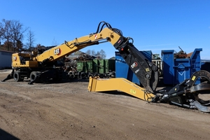  Ausgestattet mit dem vollhydraulischen Zeppelin Quick Connect (ZQC) ist der Werkzeugwechsel beim Cat Umschlagbagger MH 3032 schnell, sicher und komfortabel direkt aus der Kabine möglich 