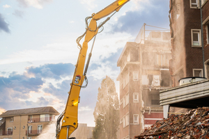  In der Crushing-Zone kann der Cat Kettenbagger 330UHD zeigen, was er kann: Der Ultra-High-Demolition-Bagger ist speziell für Abbrucharbeiten in großen Höhen konstruiert 