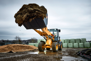  Der Cat Radlader 908 in der Highlift-Ausführung ist prädestiniert für den Einsatz in der Industrie und Abfallwirtschaft 