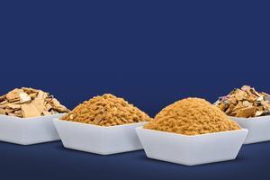  Unterschiedliche Fraktionen im Fiber2Fiber-Prozess: (V. l. n. r.) Eingangsmaterial, Material nach dem DIEFFENBACHER FiberXtractor, aufbereitete Fasern nach der Reinigung, Schwergut nach der Reinigung 