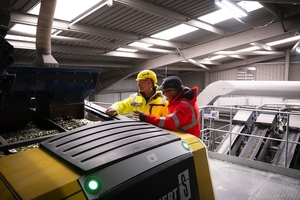  Jamie McBride (rechts), Operations Director bei Dryden Aqua und Eddie Lüth, Vertrieb STEINERT MSort, besprechen die Sortierergebnisse der MSort AF 