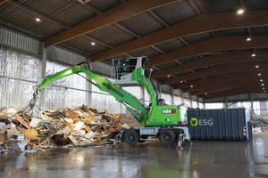  Die beiden neuen Materialumschlagbagger sind täglich beim Beschicken von Anlagen sowie beim Verladen und Umlagern verschiedenster Materialien im Einsatz 