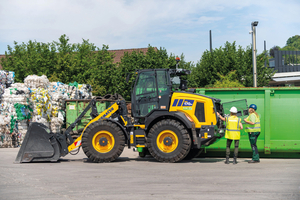  Maschinistin Viktoria Repova im Austausch mit Ronja Berg (Komatsu Europe) über die Vorzüge des Radladers WA170M-11 